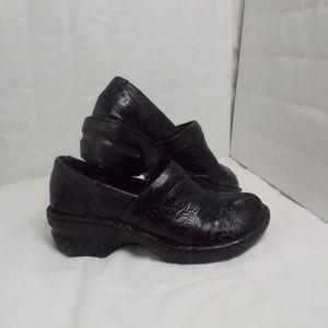 Thom McAn tooled leather clogs in excellent condition in a size 9W